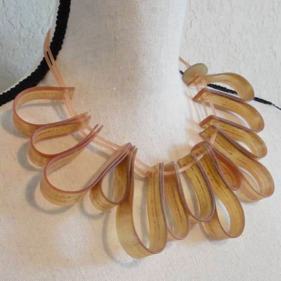 Unusual Choker - Picture 2 of 9